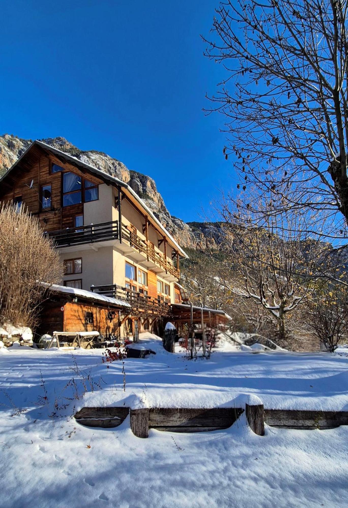 Hotel Restaurant Gites Les 5 Saisons Freissinieres Exterior foto
