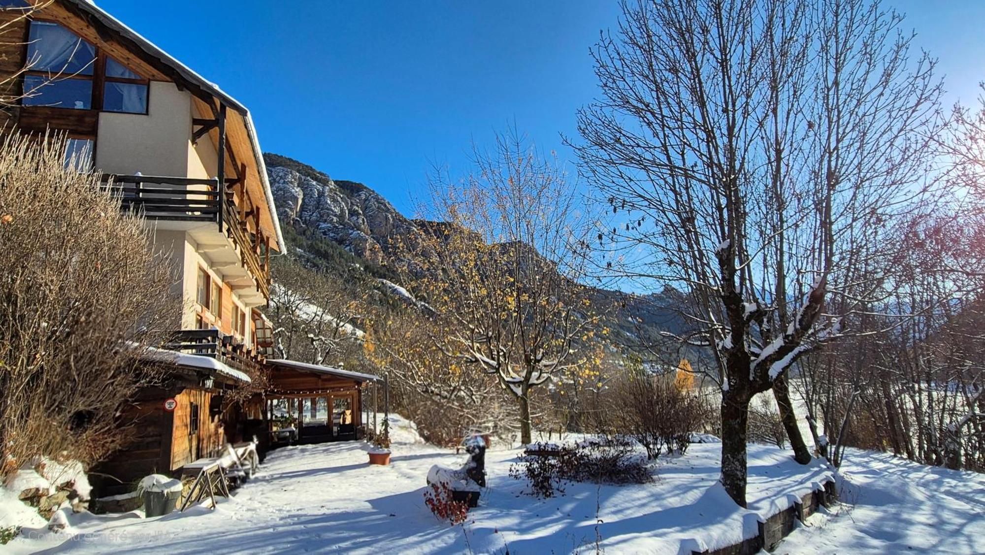 Hotel Restaurant Gites Les 5 Saisons Freissinieres Exterior foto
