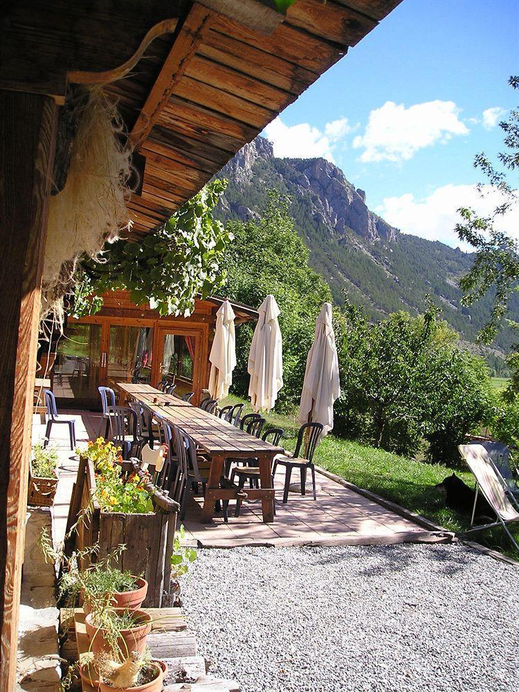 Hotel Restaurant Gites Les 5 Saisons Freissinieres Exterior foto