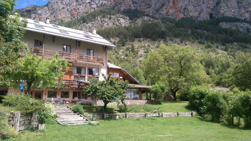 Hotel Restaurant Gites Les 5 Saisons Freissinieres Exterior foto
